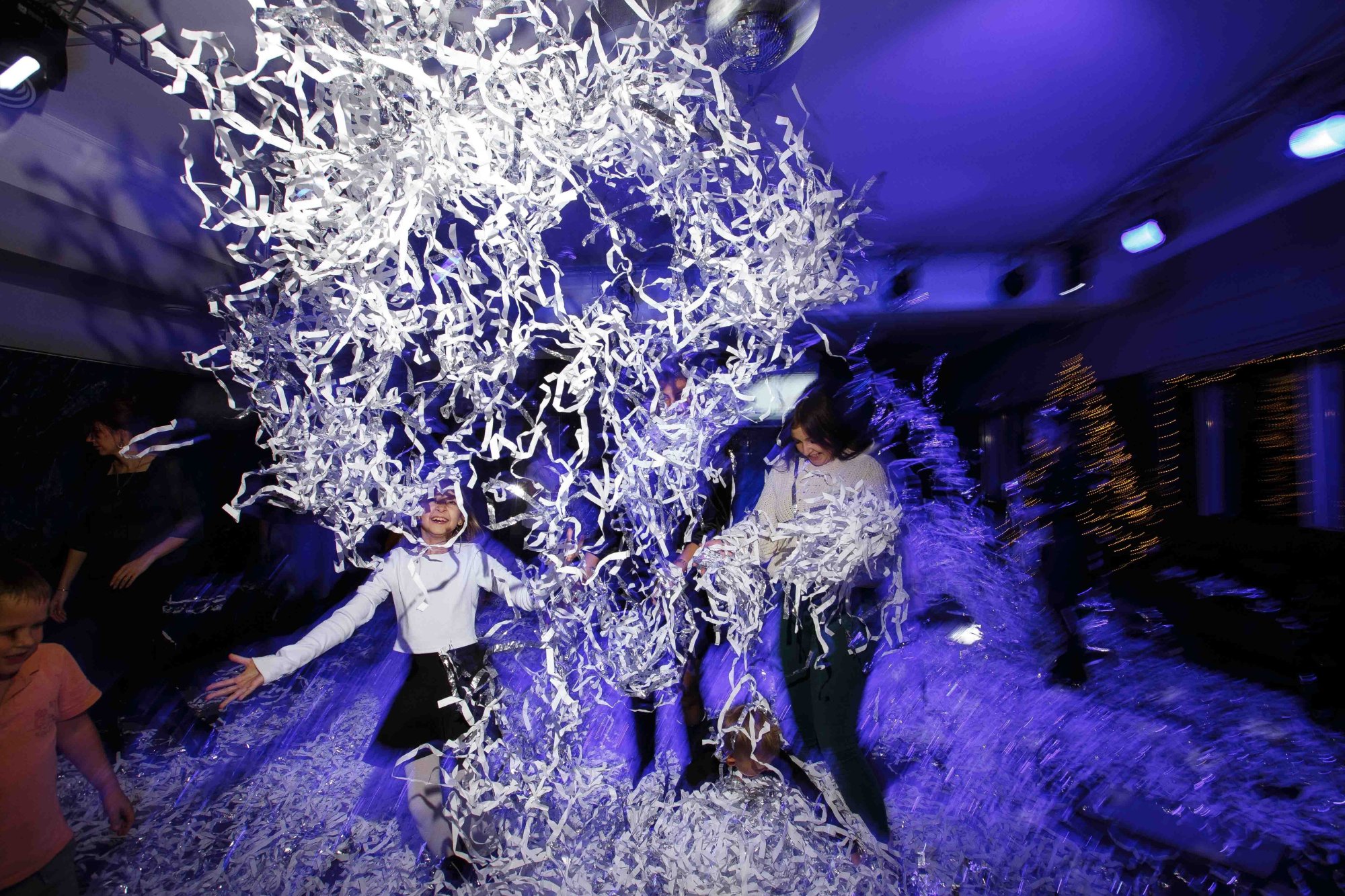 Неоново-серебряная дискотека в санатории Веста