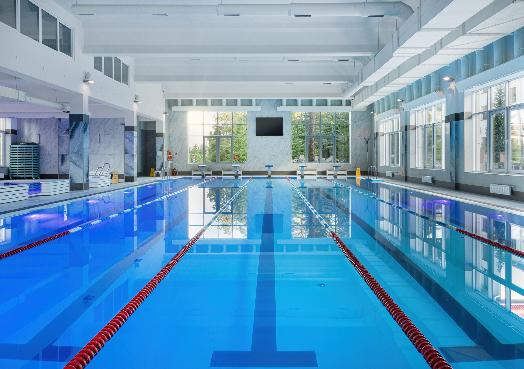 Большой крытый бассейн в аквазоне санатория Веста.png